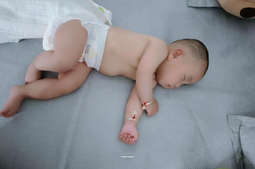 张北三个月宝宝抬头不稳
